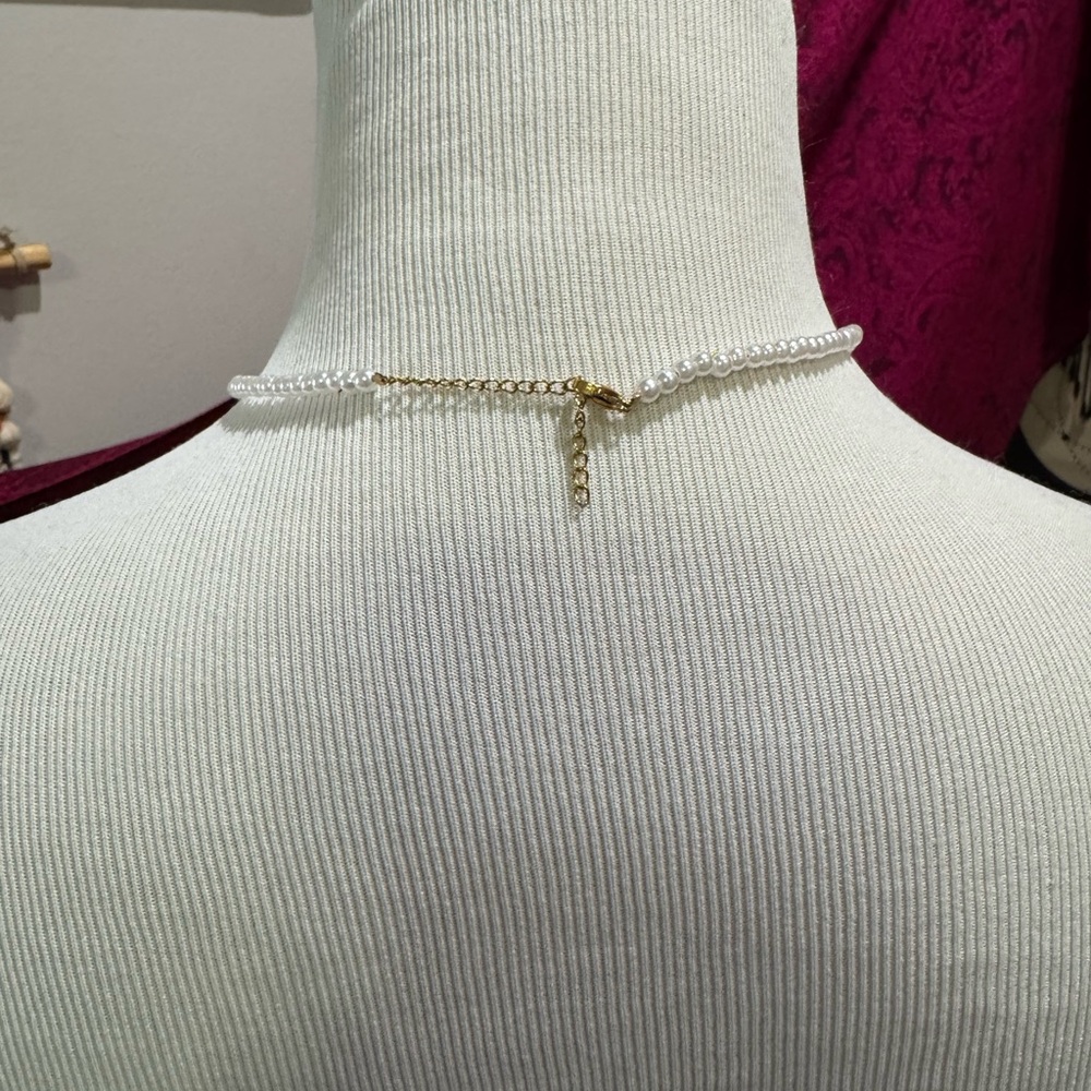 Elegant Pearl Necklace with Gold Accent - Picture 4 of 4